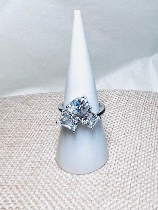 The Unbranded Brand Jewelry - Cubic Zirconia Cluster Ring Size 7 NWOT